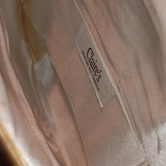 🎉Cream Evening Bag Textured Satin with Gold Metal Trim Enclosure and Gold Chain - Picture 3 of 9